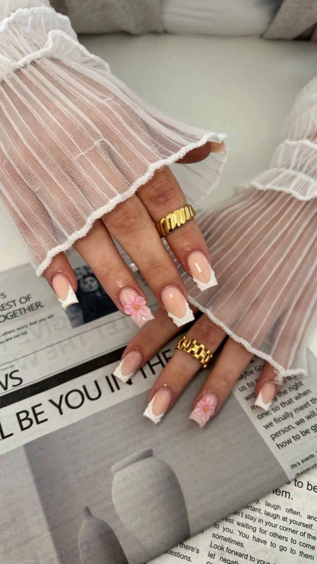 Eckige French Nails mit Struktur und rosa 3D Blüte